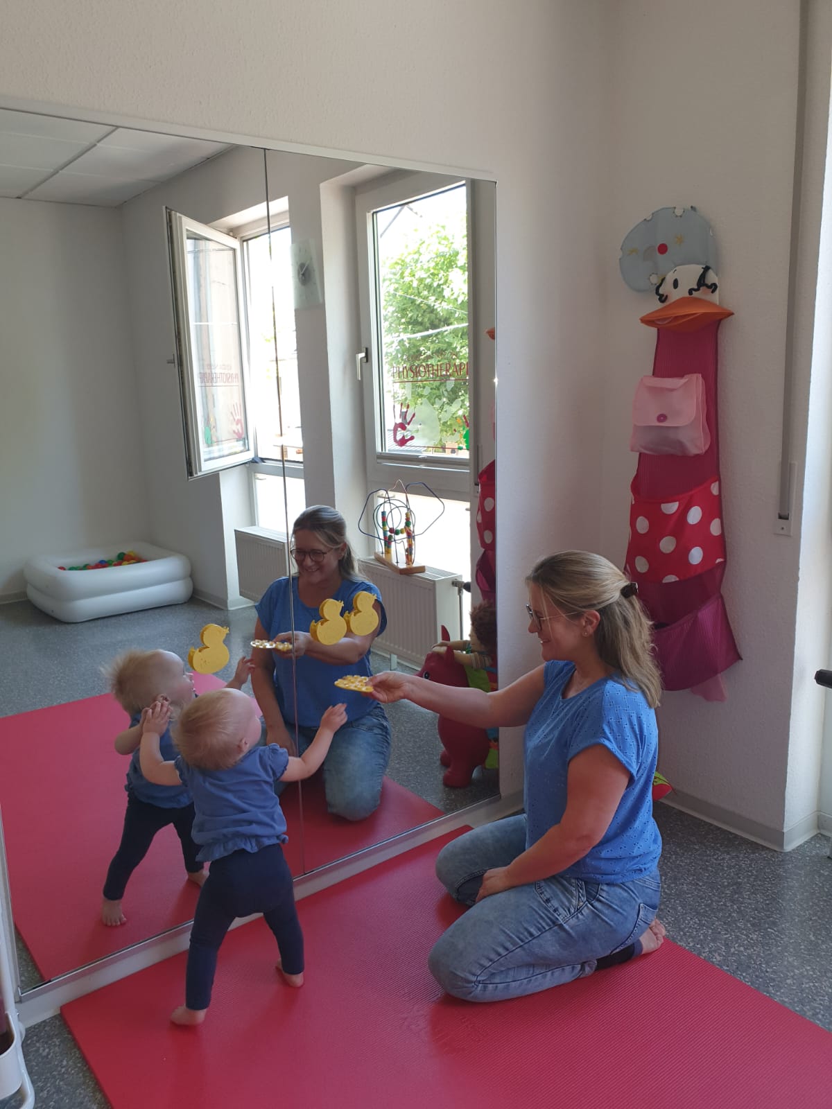 Kerstin Nieger, spezialisierte Kinderphysiotherapeutin, fördert mit Vojta- oder Bobath-Elementen die Wahrnehmung und Motorik eines Kleinkinds mithilfe Spielmaterialien.